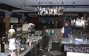 Aspecto del bar de la discoteca X-Large,  donde estalló la granada.