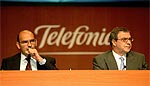 De izquierda a derecha, Fernando Abril-Martorell, consejero delegado de Telefónica, y César Alierta, presidente de la compañía.