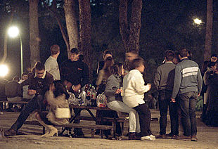 Jóvenes consumiendo alcohol durante un    botellón  en un parque de Madrid.