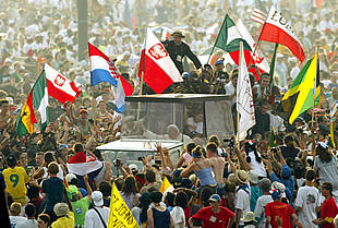 Juan Pablo II saluda desde el   papamóvil   a su llegada a la vigilia de la Jornada Mundial de la Juventud en Toronto.