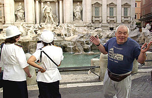 Roberto Cercelletta, conocido como D'Artagnan, posa delante de la Fontana de Trevi.
