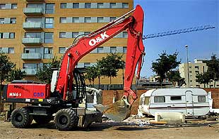 Una de las caravanas en los solares de Poblenou, en el momento del desalojo.