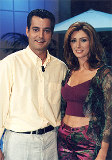 Guillermo Romero y Patricia Betancort, presentadores de    Suena la noche. 