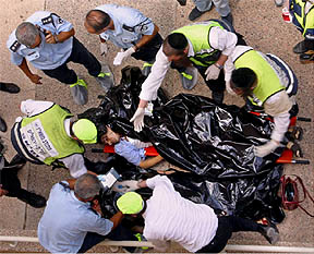 Los servicios de emergencia israelíes recogen el cuerpo de una de las víctimas del atentado de Jerusalén.