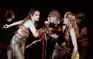 Maddalena Crippa, a la izquierda, en un momento de la representación de    Pentesilea. 