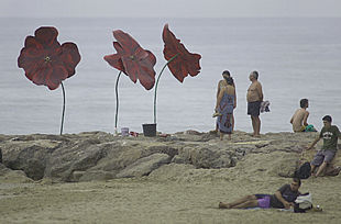 Obra  Tres amapolas para un jardín en el mar,  de Iraida Cano, en Benicàssim.