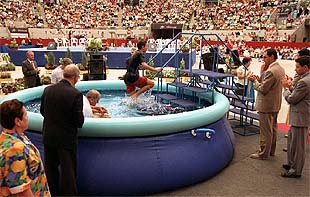 PASIÓN RELIGIOSA EN LA PISCINA.
