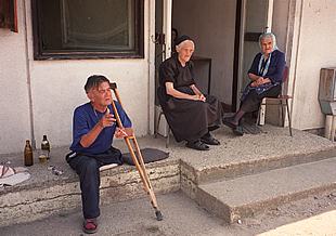 En un campo de refugiados cerca de Belgrado malviven serbios huidos de todas las guerras de la antigua Yugoslavia.