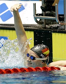 Nina Jivánevskaia sonríe, feliz, tras su triunfo sobre la alemana Sandra Volker en la final de los 50 metros espalda.