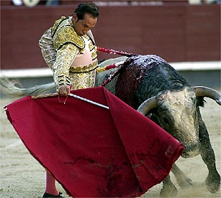 Carlos Escolar,  Frascuelo,  en su primer toro.