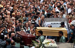 El funeral por la niña y el adulto asesinados por ETA el domingo registró momentos de tensión.