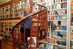 María Teresa Castells, en la librería Lagun, de San Sebastián.