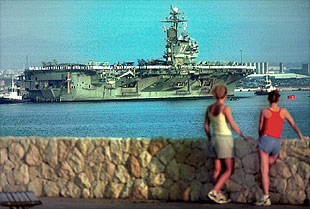 'JFK': No puedo contemplar la magnificencia del portaaviones 'JFK' sin que se me aparezca Bush júnior jugando al golf 