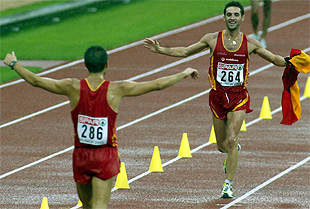 Paquillo Fernández, con la bandera española, corre a abrazar a Juan Manuel Molina, que, tercero, le escoltó en el podio.