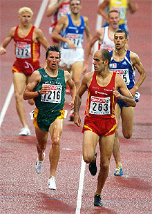 Reyes Estévez controla con la vista a Rui Silva en la llegada.