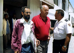 El capitán y el administrador del    Ocean King,  Mohamed E. D. y Marcial B. C., al ser trasladados a la cárcel.