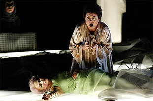 La contralto Ewa Podles, arrodillada, y la soprano Tatiana Lisnic, durante la representación de  Orfeo y Eurídice. 