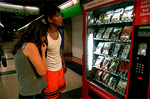 Una máquina expendedora de libros en la estación de Passeig de Gràcia del metro de Barcelona.