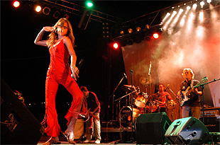 Melody, durante su actuación en Pinoso.