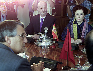 Ana Palacio, con su homólogo marroquí, Mohamed Benaissa (de espaldas), el pasado 23 de julio.