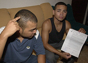 Los jóvenes agredidos muestran la denuncia que presentaron ante la Guardia Civil.
