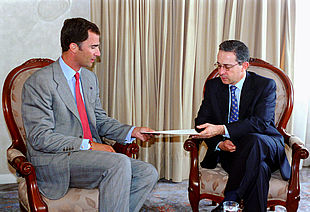 El Príncipe de Asturias entrega una carta de felicitación del rey Juan Carlos a Álvaro Uribe, ayer en Bogotá.