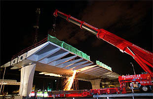 Momento en que los operarios montaban y soldaban la pieza para hacer el montaje del puente.