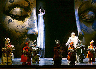 Los cantantes Johan Botha, a la derecha, y Gabriele Schnaut, en el centro, en una escena de    Turandot , en Salzburgo.