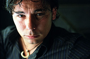 Miguel Poveda, en el bar Jazz Sí de Barcelona.