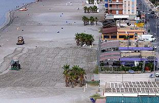 Dos máquinas excavadoras buscan entre la arena de la Gran Playa de Santa Pola la bomba que ETA decía haber colocado en ese lugar.