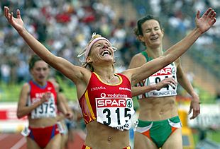 Marta Domínguez celebra su victoria en los 5.000 metros.