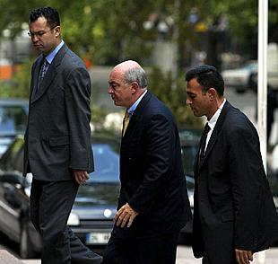 El ministro turco de Economía, Kemal Dervis (en el centro), el viernes en Ankara.