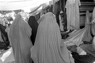 Mujeres afganas en el bazar de Herat, donde las autoridades no favorecen el abandono del    burka. 