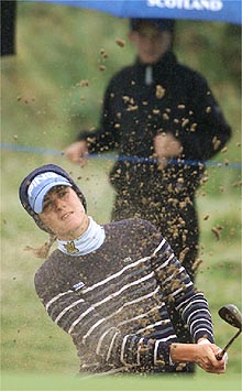 PAULA MARTÍ, SEGUNDA, ESCOLTA A KARRIE WEBB