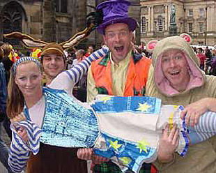 Las calles de la capital escocesa se llenan en agosto de público y artistas.