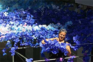 Los vecinos del barrio de Gràcia se preparan para celebrar su fiesta mayor