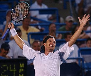 Carles Moyà exhibe su alegría tras anotarse el último punto frente al australiano Lleyton Hewitt en la final del torneo de Cincinnati.