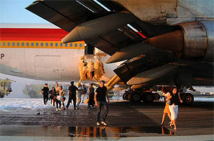 El avión de Iberia, tras aterrizar en el aeropuerto Kennedy de Nueva York. Junto al ala  puede observarse la rampa de emergencia que no se hinchó adecuadamente para permitir la evacuación  de los pasajeros.