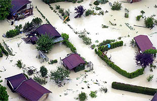 Las víctimas de las inundaciones se elevan a un centenar en Rusia