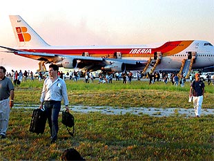 Viajeros del vuelo 6250 abandonan el avión tras el aterrizaje de emergencia en Nueva York. La foto fue tomada por uno de los pasajeros.