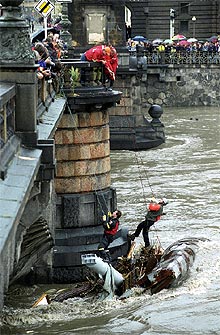Una operación de rescate, ayer, en un puente de Praga.