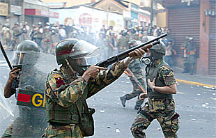 Miembros de la Guardia Nacional disuelven a los manifestantes que protestan contra el fallo del Supremo.