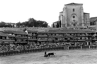 Real plaza de toros de Chinchón, con el tablado que la tradición cree un regalo de  Frascuelo .