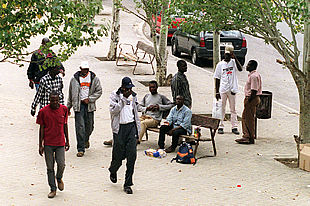 Inmigrantes subsaharianos, en el parquecito de la madrileña avenida de Pablo Iglesias, en Madrid.