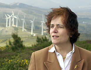 LOYOLA DE PALACIO:  Compite en sutilezas verbales con su hermana por envidia 