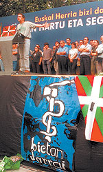 Otegi, en un homenaje a los miembros de ETA muertos en agosto de 2000 cuando les estalló la bomba que llevaban.