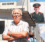 Serguéi Jruschov, en el puesto fronterizo de Berlín conocido como  Checkpoint Charlie .