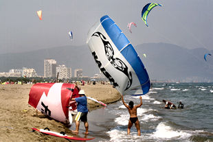 Bañistas preparándose para practicar  flysurf,  ayer, en la playa de Can Comas, en Sant Martí d'Empúries.