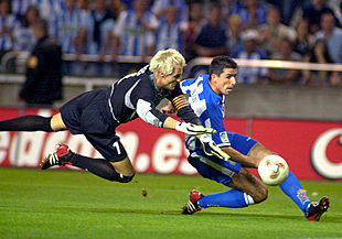 Makaay supera la oposición de Cañizares y remata hacia la portería para que finalmente Naybet empuje el balón a la red y logre el tercer gol.