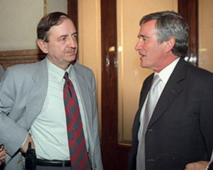 Los portavoces del PNV, Iñaki Anasagasti, y CIU, Xavier Trias, en los pasillos del Congreso.